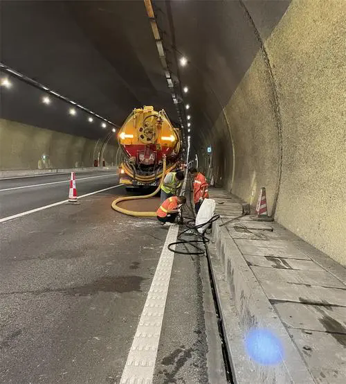 保亭隧道排水渠清淤